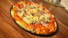 Cheesy Crust Pizza Schinken Champignon 